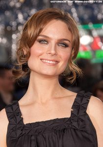 Frisuren Bilder: Emily Deschanel: Zarte Löckchen zu hochgesteckten