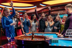 gruppe aus menschen freut sich beim roulette im casino